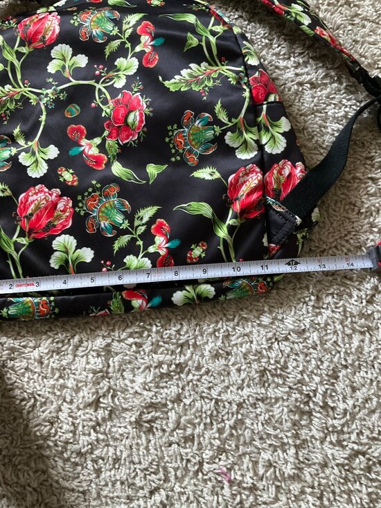 CHARMING CHALIE FASHION BACKPACK. BLACK WITH FLOWERS.